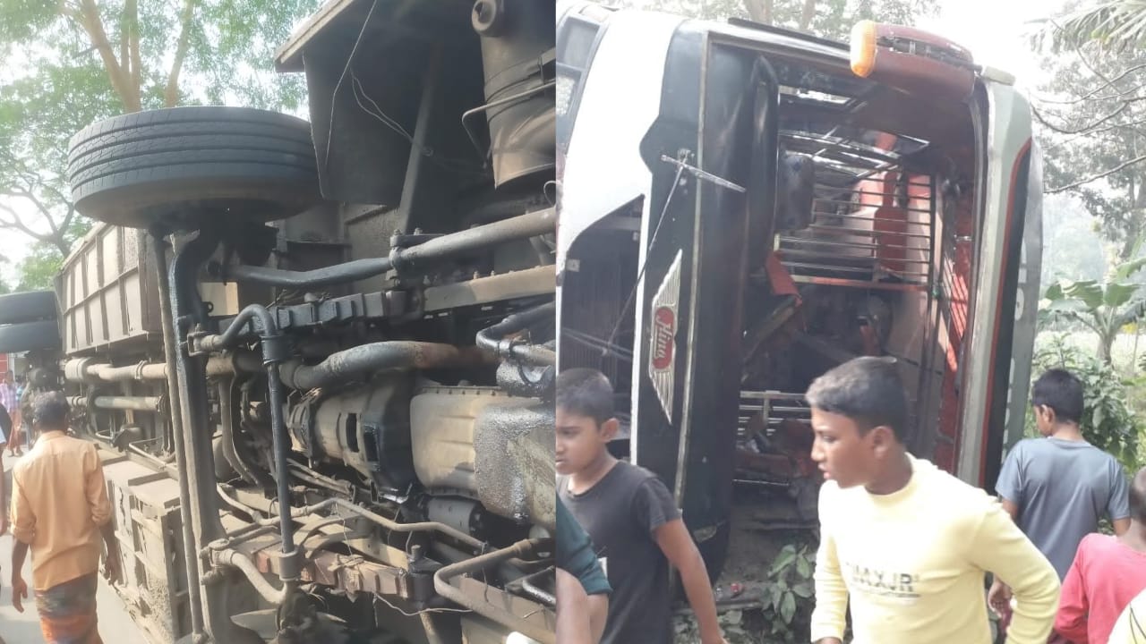 যশোরের ঝিকরগাছায় গোপালগঞ্জ গামী যাত্রীবাহী বাস উল্টে খাদে পড়ে আহত ২০