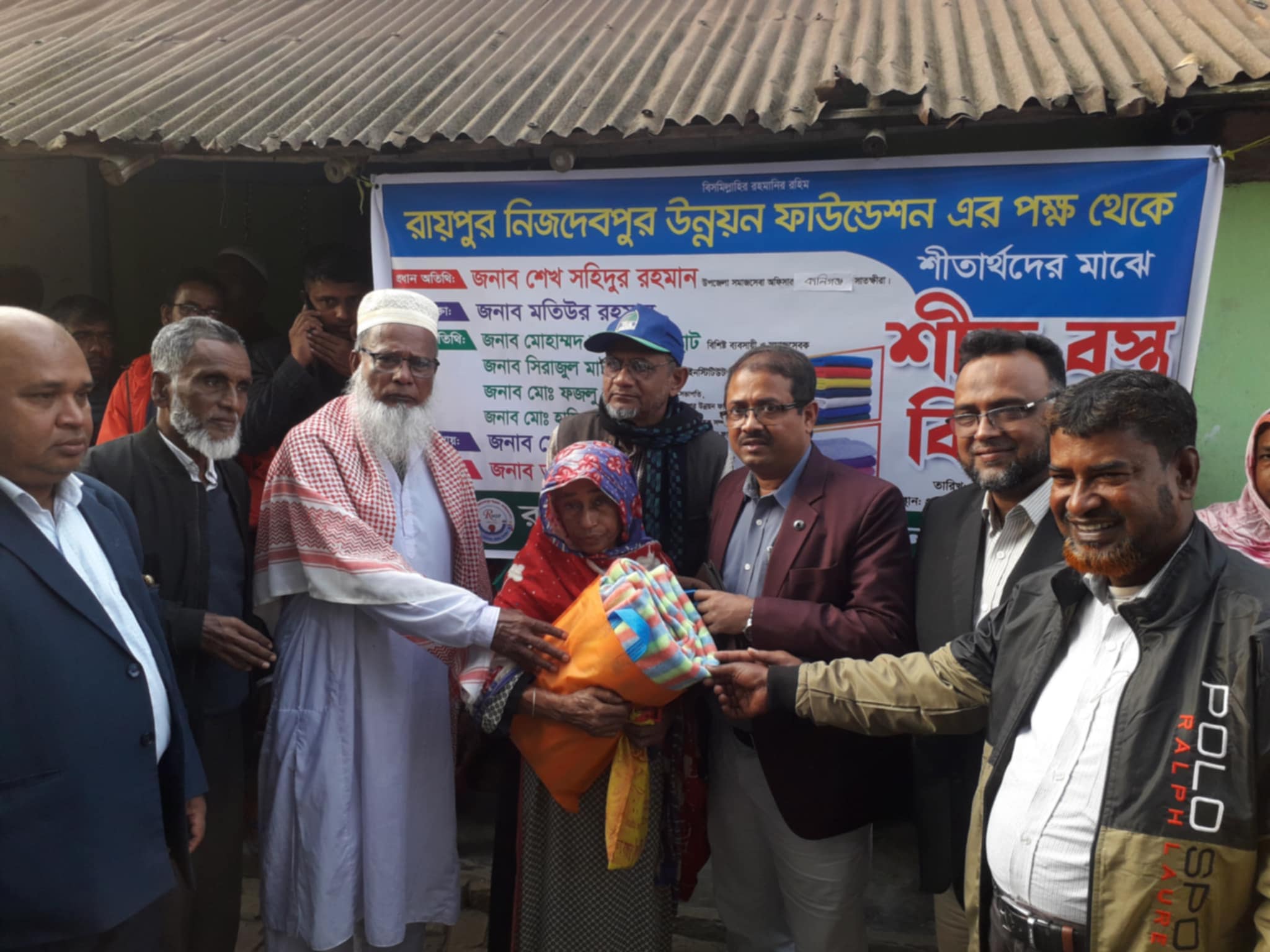 কালিগঞ্জে শীতার্থদের মাঝে কম্বল বিতরণ