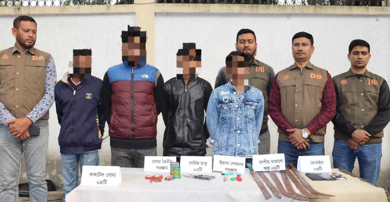 যশোরে ককটেল বোমা ও দেশীয় অস্ত্রসহ ৪জন আটক