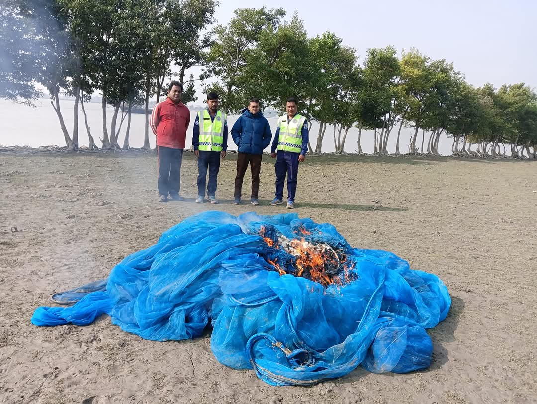 পাইকগাছার শিবসা নদী থেকে বিপুল পরিমাণ নেট জাল ও চিংড়ি পোনা জব্দ