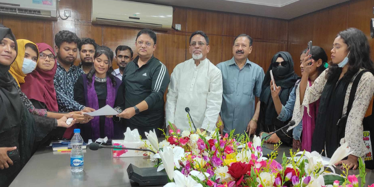 শিক্ষার্থীদের মারের মুখে পদত্যাগ করলেন খুলনা চেম্বার অব কমার্সের ভারপ্রাপ্ত সভাপতি, পর্ষদ বিলুপ্ত