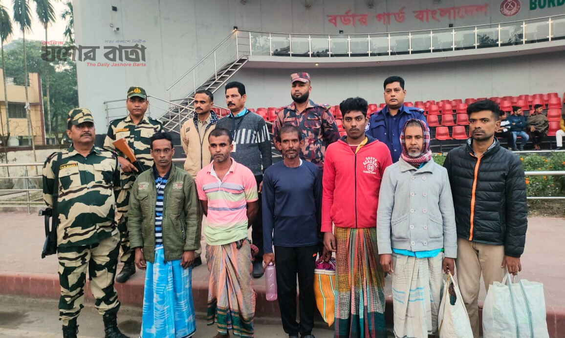 আটক ৬ বাংলাদেশী জেলেকে বেনাপোল দিয়ে হস্তান্তর