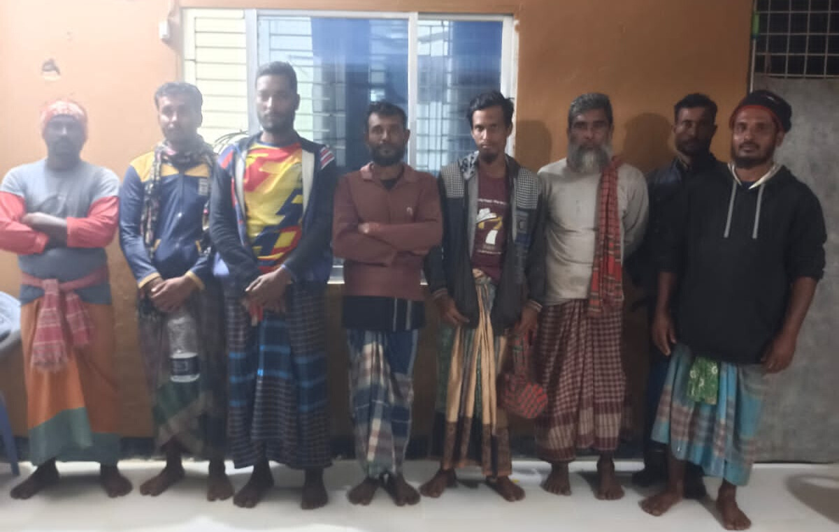 সুন্দরবনে ৪৩ জেলে আটক, তিন লাখ দশ হাজার টাকা জরিমানায় মুক্তি