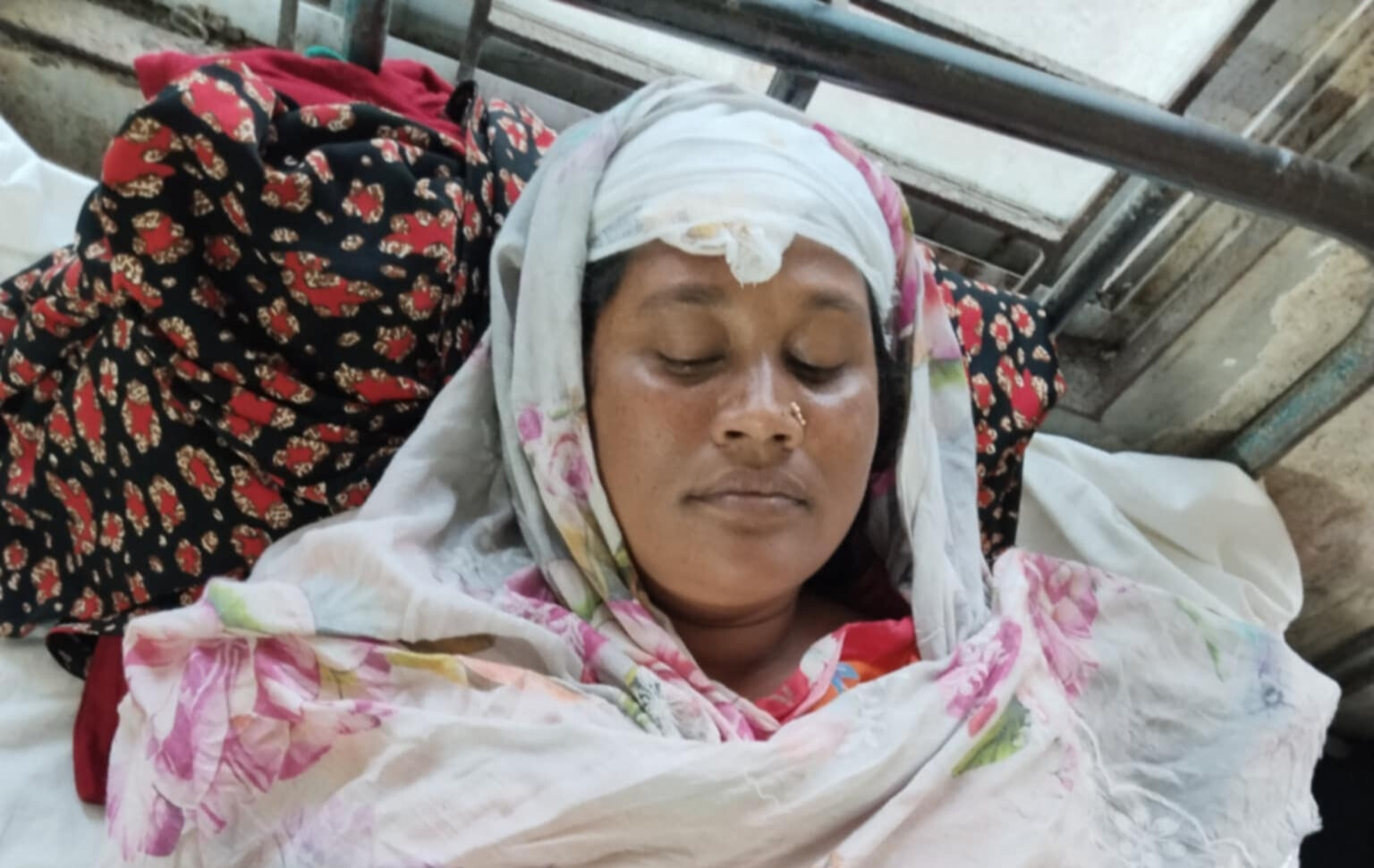 পাইকগাছায় তুচ্ছ ঘটনায় মহিলা ইউপি সদস্য ও তার পিতাকে কুপিয়ে জখম