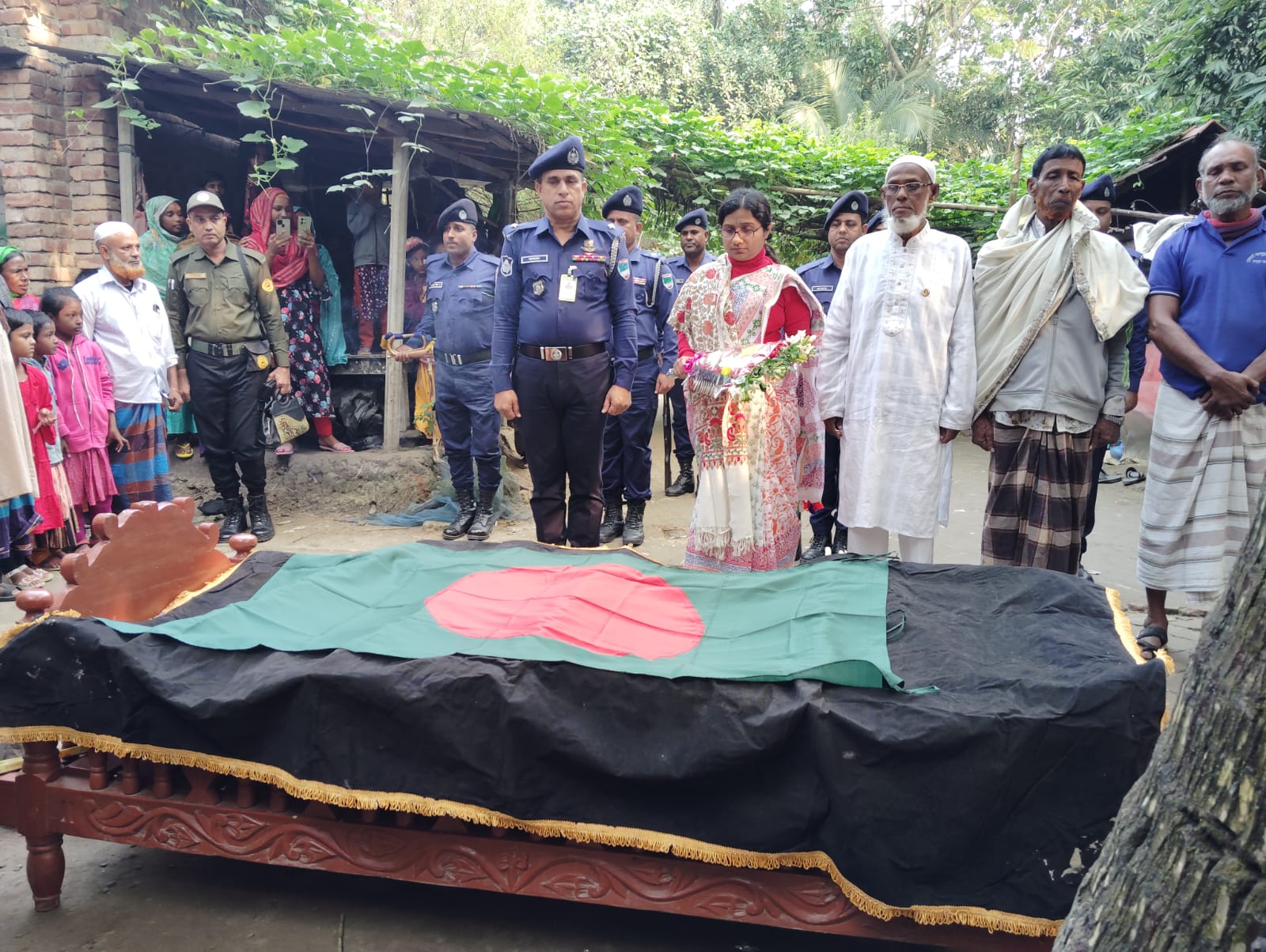 চৌগায় রাষ্ট্রীয় মর্যাদায় মুক্তিযোদ্ধা নুরুজ্জামান দাফন সম্পন্ন