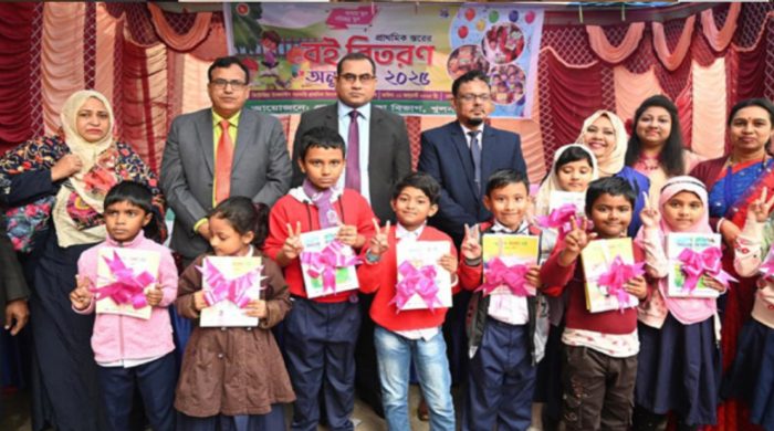 খুলনায় প্রাথনিক স্তরের পাঠ্যপুস্তক বিতরন অনুষ্ঠিত